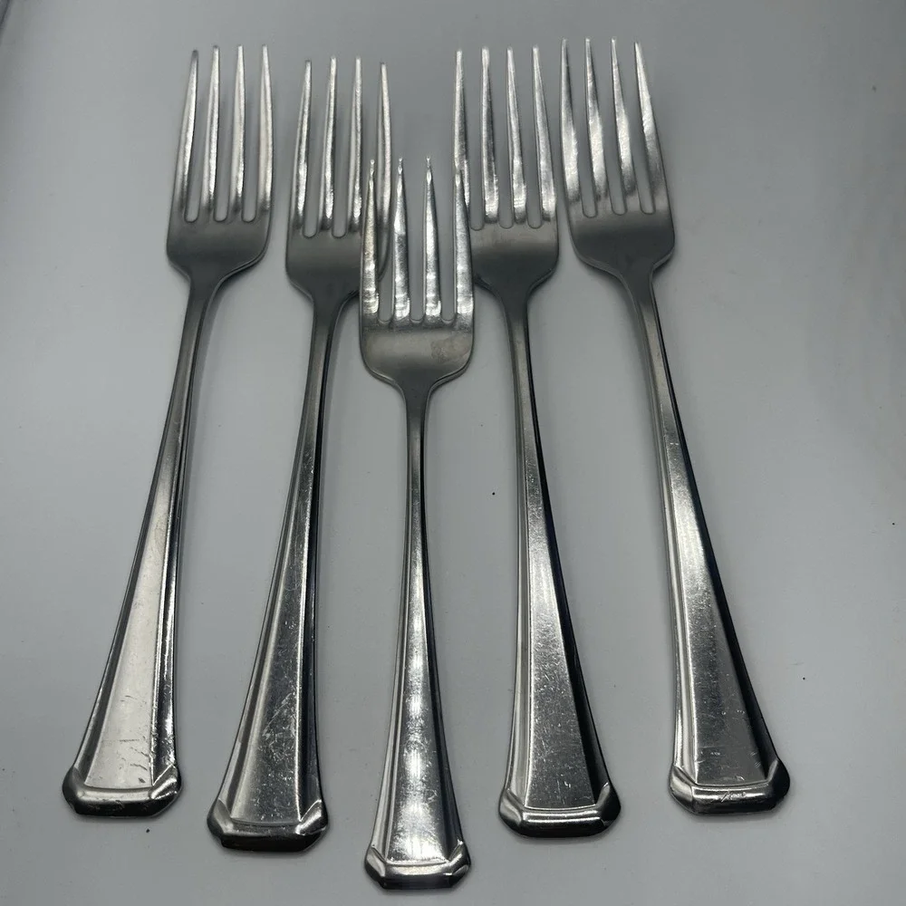 Set Of 4 SSS (+1 salad)By Oneida Maestro St Leger Stainless 7 1/4